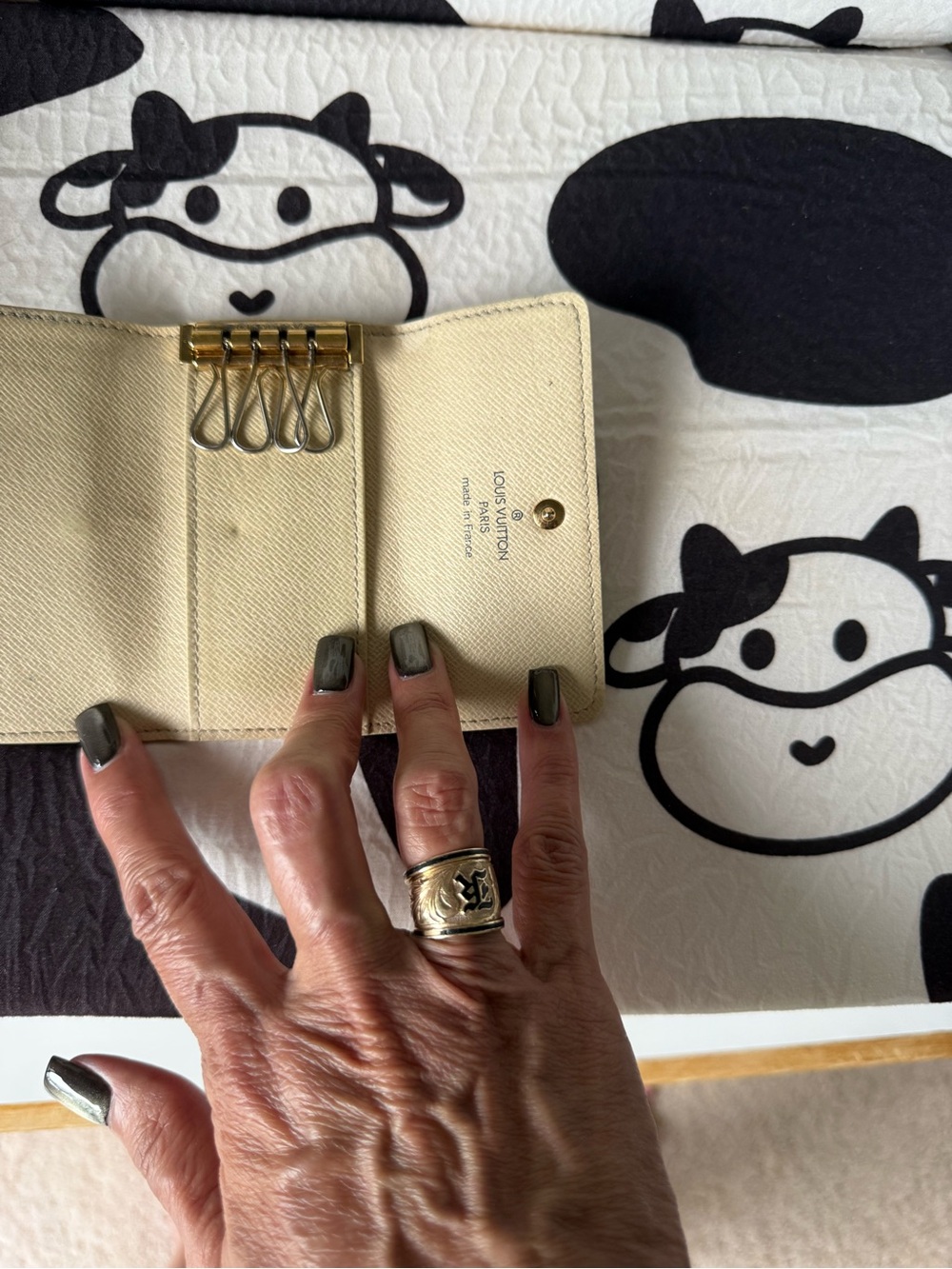 Authentic LV Damier Checkered Beige 4 Key/Trifold Case great shape. No Peeling. - Picture 12 of 13